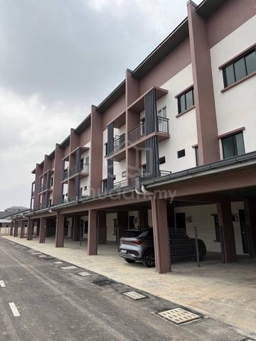 Gated Guarded Townhouse at Prime Area Stutong! 1
