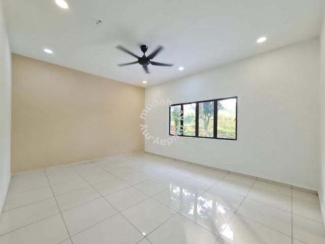 Mount Austin Mutiara Emas 3 Double Storey 5Bath With Mezzanine Floor