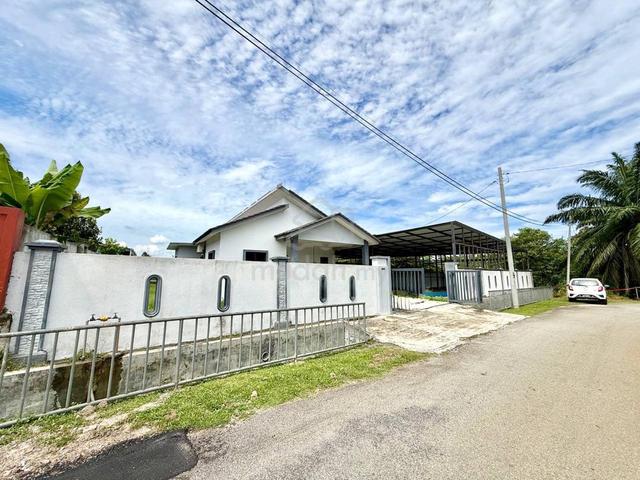 Sale bungalow setingkat with pool furnished telok mas bandar melaka 1