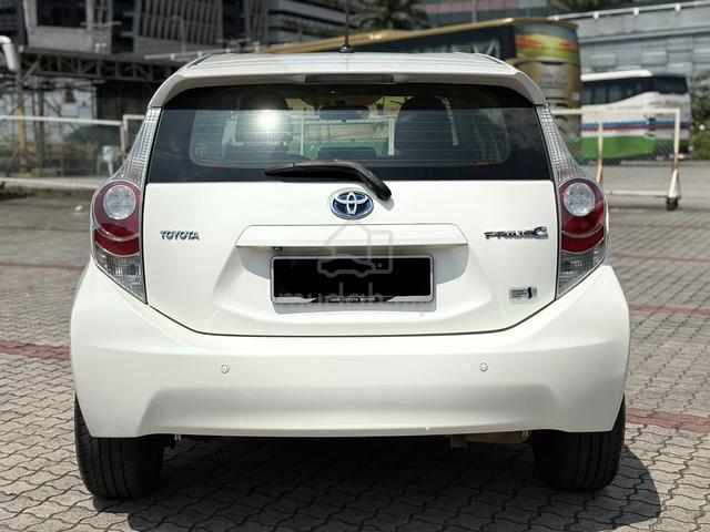 2013 Toyota PRIUS C 1.5 (HYBRID) NHP10R (A) - 4