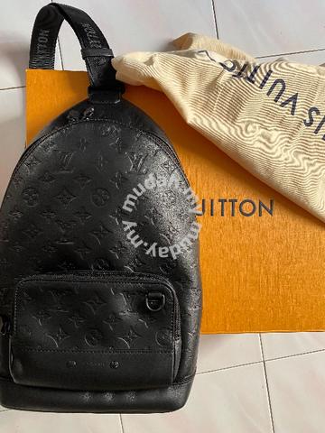 Louis Vuitton LV Racer Sling Bag, Men's Fashion, Bags, Sling Bags on  Carousell