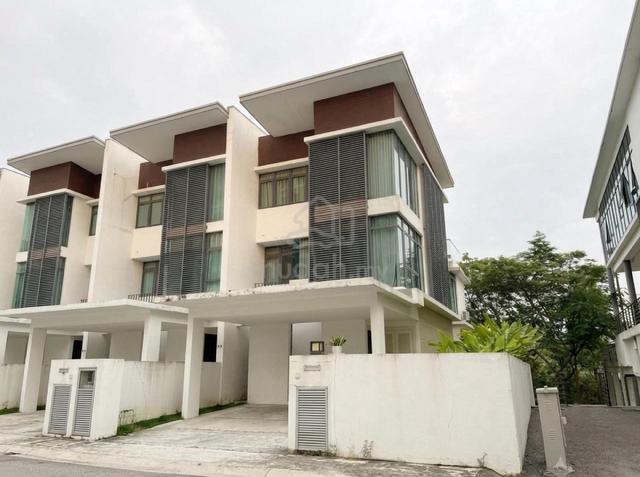 Endlot Freehold 3.5 storeys Terraced Villa Cristal Serin Cyberjaya 1