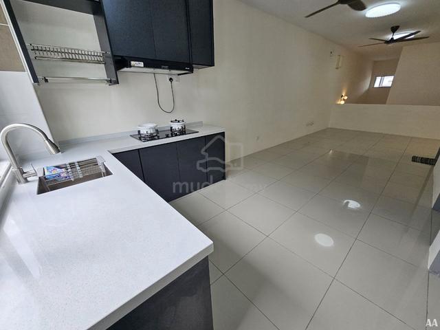Booking 1000 Townhouse Simfoni Perdana, LBS Alam Perdana (Upper Floor) 1