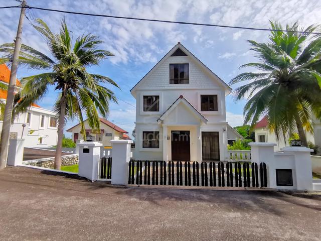 3-Storey bungalow, almost fully furnished, pocket sea view 1