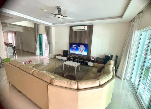 ONE SIERRA SELAYAMG THREE STOREY SEMI D For SALE 1