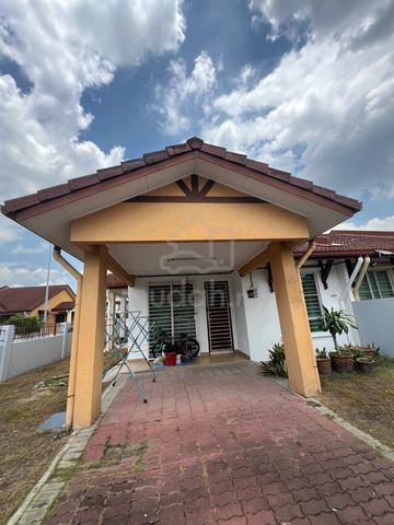 Well-kept end lot house 1