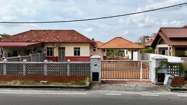 HUGE LAND GOOD LOCATION Semi D Single Storey Taman Sri Maharani Muar 1