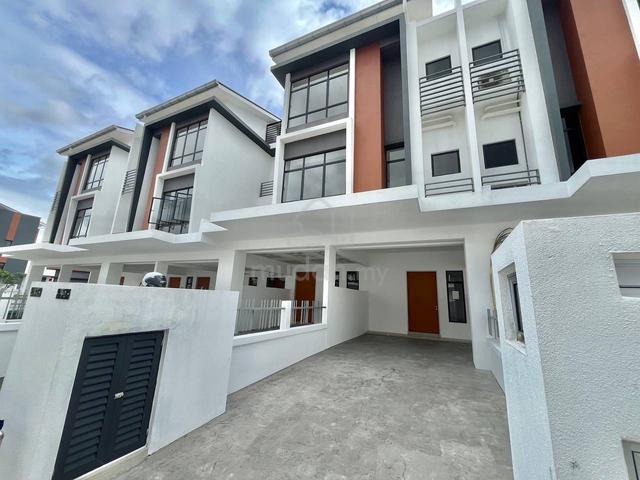 Newly completed Freehold Corner lot Townhouse Taman Akasia Semenyih 1