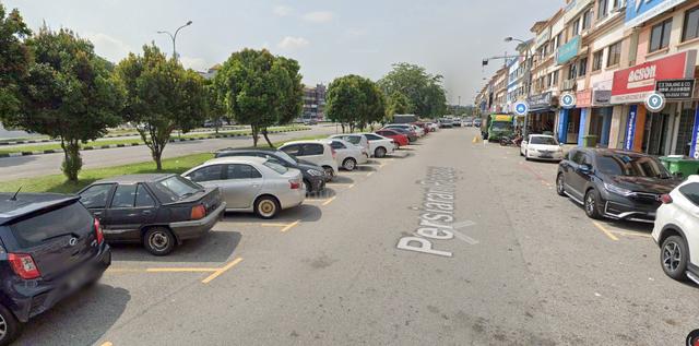 bayu tinggi ground floor shop for rent facing main road 1