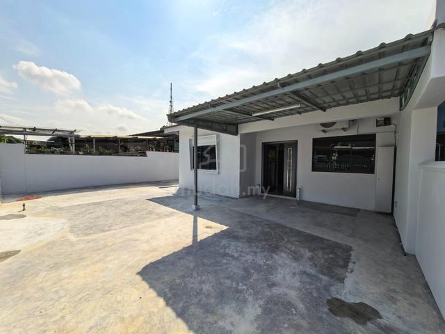 Taman Sri Tebrau, Johor Bahru. Semi D House 3 Bedrooms with Aircond 1