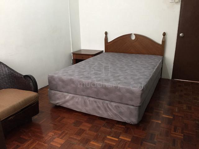 Medium Room At SS4D House Kelana Jaya - Near LRT 1