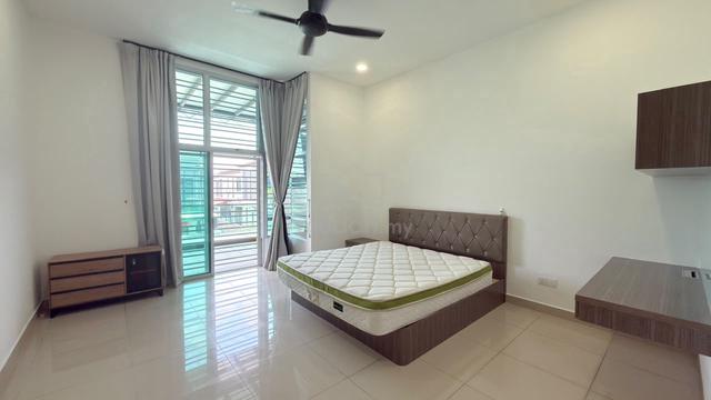 Tebrau/ Austin/ Double Storey/ 4bed 4bath/ fully furnished 1