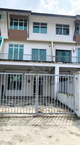 Scientex Utama @ Senai 2.5 Storey Terrace Good Condition lower price 1