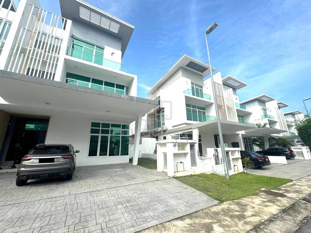 BEST PRICE 🔥 3 Storey Semi-D Clover Garden Residence, Cyberjaya 1