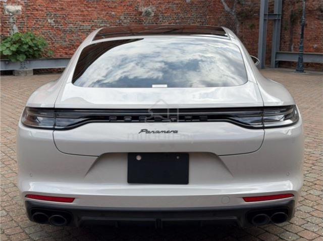2023 Porsche Panamera 2.9L Platinum Edition 5 Seat - 4