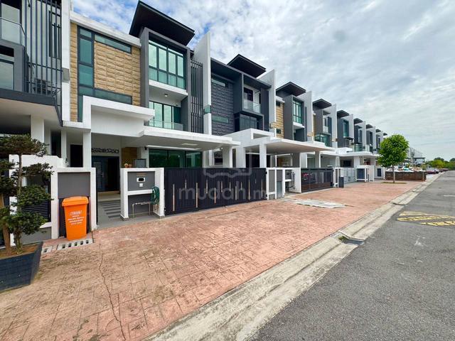 FACING OPEN 3 Storey Superlink Anggun Kirana Setia Alam 2