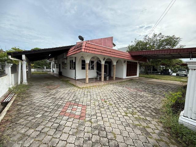 FREEHOLD| EXTRA LAND SINGLE STOREY BUNGALOW, @ Kg PAYA, PORT DICKSON 1