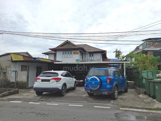 Detached Double storey house at Jln Emerald, Green Road, Kuching 1