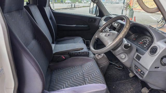 08/09 Nissan Urvan 3.0 Window Van - photo 5 of 6