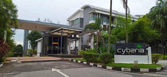 Spacious lower unit 2-storey townhouse in Cyberia Crescent 1, Cyberjay 1
