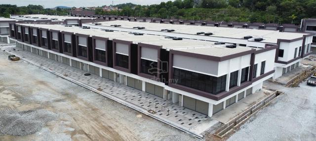 [IKON@CENTRIO SEREMBAN 2] 24'x75' Intermediate Unit Facing Mainroad 2