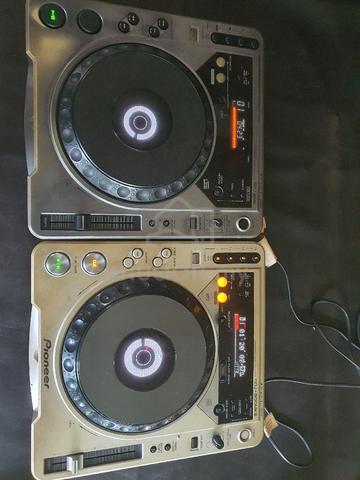 Pioneer CDJ 800 mk2（Pioneer CDJ-800 - CD/Media Players
