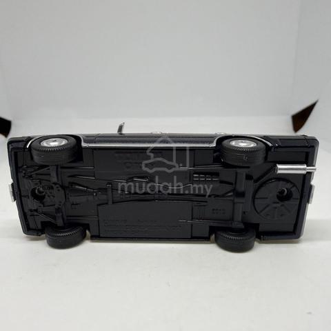 Tomica LV-N149 Nissan Cedric Gloria - photo 4 of 5