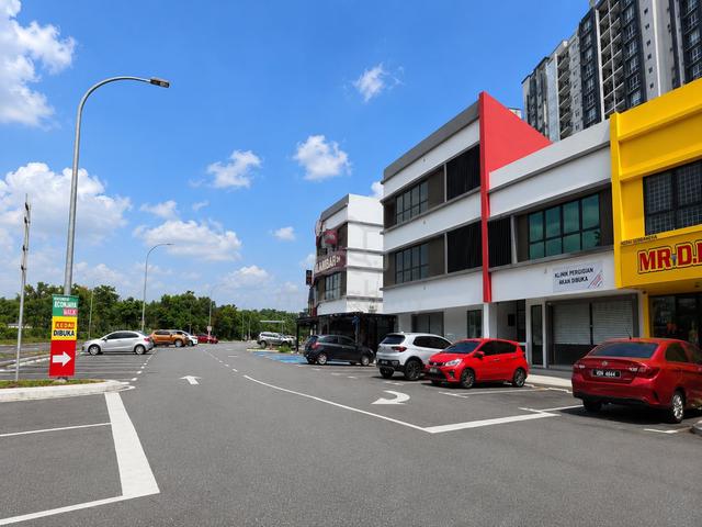 New 3 Storey End Lot Shop Lot in Laman Idaman, Bukit Jelutong For Rent 1