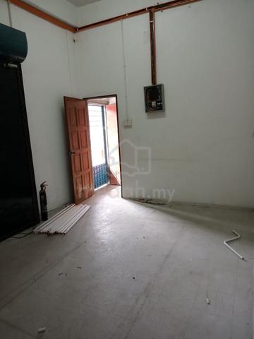 1and half storey light industry for rent 1