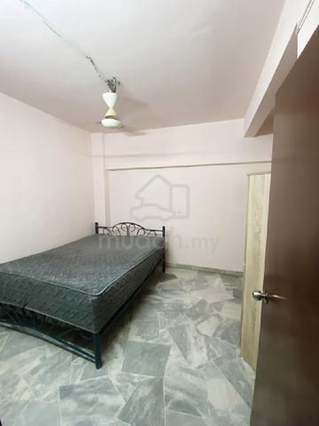 Middle room for rent 1