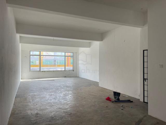 FOR RENT 1400 sqft Middle Unit @ Sentosa Parade | Free grill 1