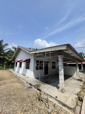Rumah di Parit Bakong, Senggarang 1