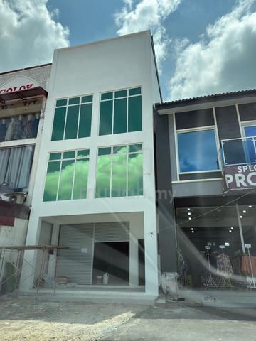 Bangunan lot kedai 3 tingkat sebelah NID golok 1