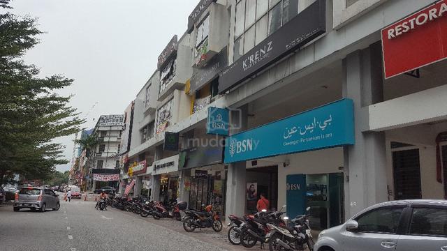 Corner shop. Walking distance Banks & Malls. Below market. Tenanted 1