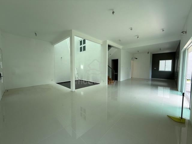 RARE UNIT ! GUARDED & GATED 3storey Semi D Bare unit @ Tanjung Bungah 1