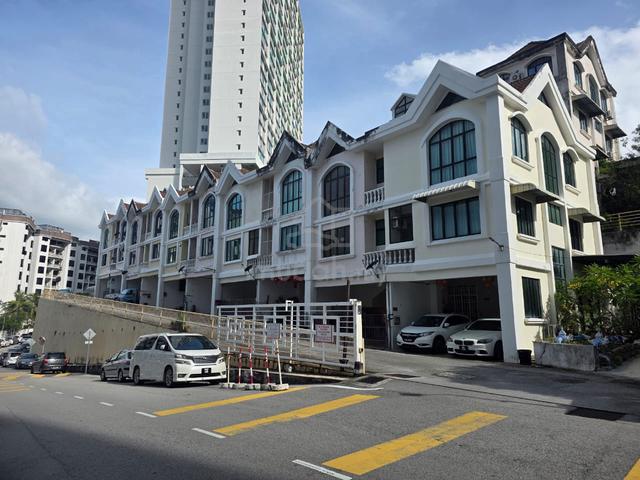 3 sty terrance Krystal Court Townhouse WELL RENOVATED 1