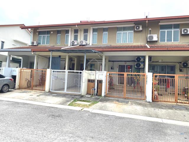Townhouse Taman Bukit Serdang, Seri Kembangan(with Air-Conds & Heater) 1