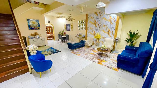 EXTENDED ! Taman Karunmas Balakong Seri Kembangan, 2.5 Storey Terrace 1