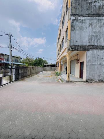 Bangunan Pajabat Tiga Tingkat Untuk Disewakan Kota Bharu 1