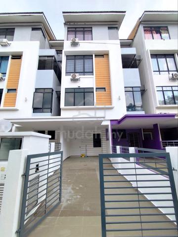 Lake View Luxury Townhouse, Puchong 1