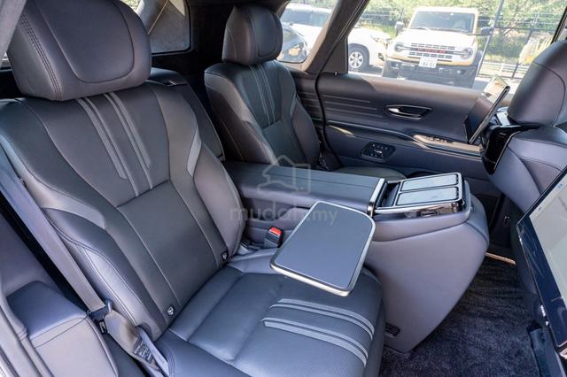 2025 Toyota CENTURY SUV 3.5 Black Interior - 4