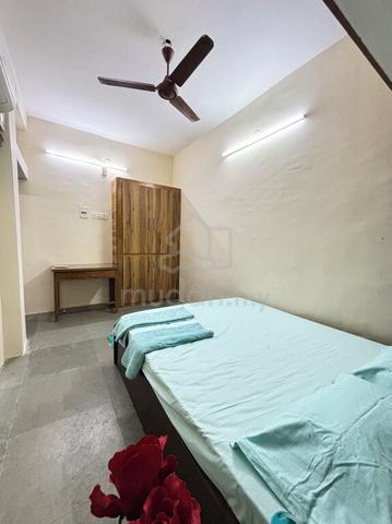 room with attached bathroom.. empty room 1