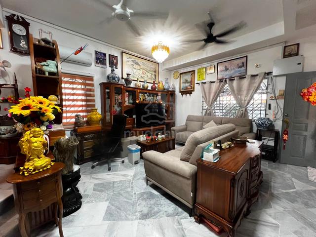Freehold Nicely Renovated and Extended Guarded Community Must View 1