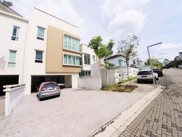 3 Storey Twin Villa Contours Melawati With Private Pool & Lift 1
