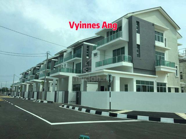 Taman Perkasa Jaya 3 Storey Semi Detached With Courtyard For Sale 1