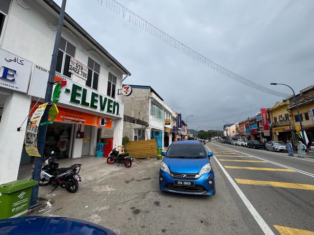 First floor, shop lot 20x65, facing main road, Karak, Pahang 1