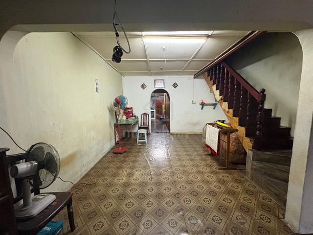 Renovated + Extra land backyard Teres Tmn Serdang Jaya, Sri Kembangan 1