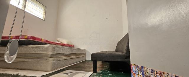 Room in single storey landed corner house Fettes Park 1