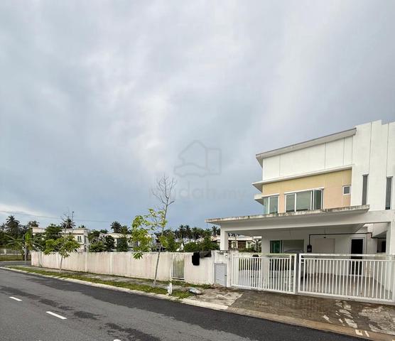 Rumah teres dua tingkat lot sudut, tanah luas 5737 kaki persegi. Harga 1