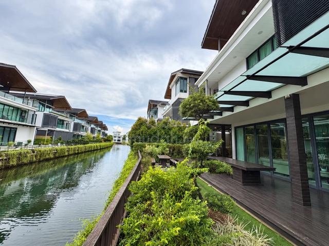 Canal-Front Bungalow @ Isola Grandeur, Senibong Cove 1